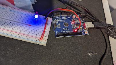 Foto de un arduino con un led